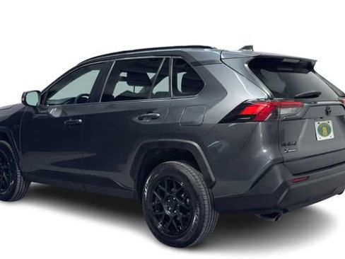 Used 2021 Toyota RAV4 XLE FWD image 4