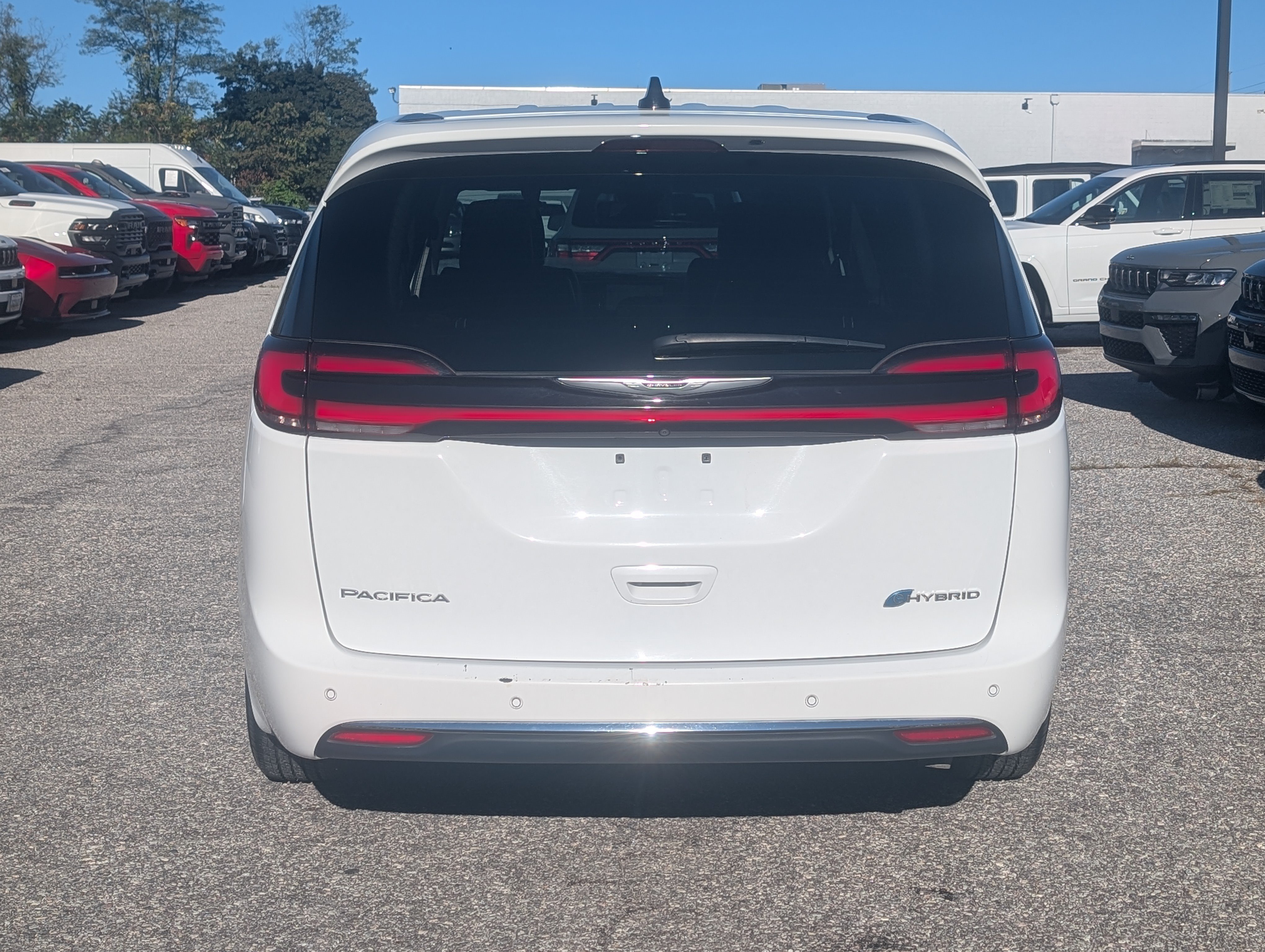 Used 2023 Chrysler Pacifica Touring-L FWD image 4