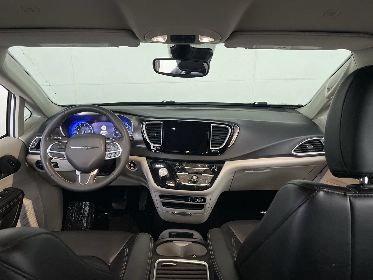 Used 2023 Chrysler Pacifica Touring-L FWD image 15