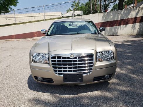 Used 2008 Chrysler 300 Touring RWD image 2