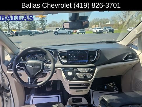 Used 2024 Chrysler Pacifica Touring-L FWD image 21