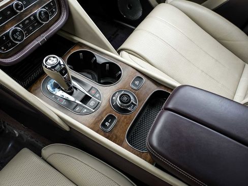 Used 2023 Bentley Bentayga Extended Wheelbase AWD/4WD image 29