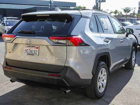 Used 2021 Toyota RAV4 LE image 7