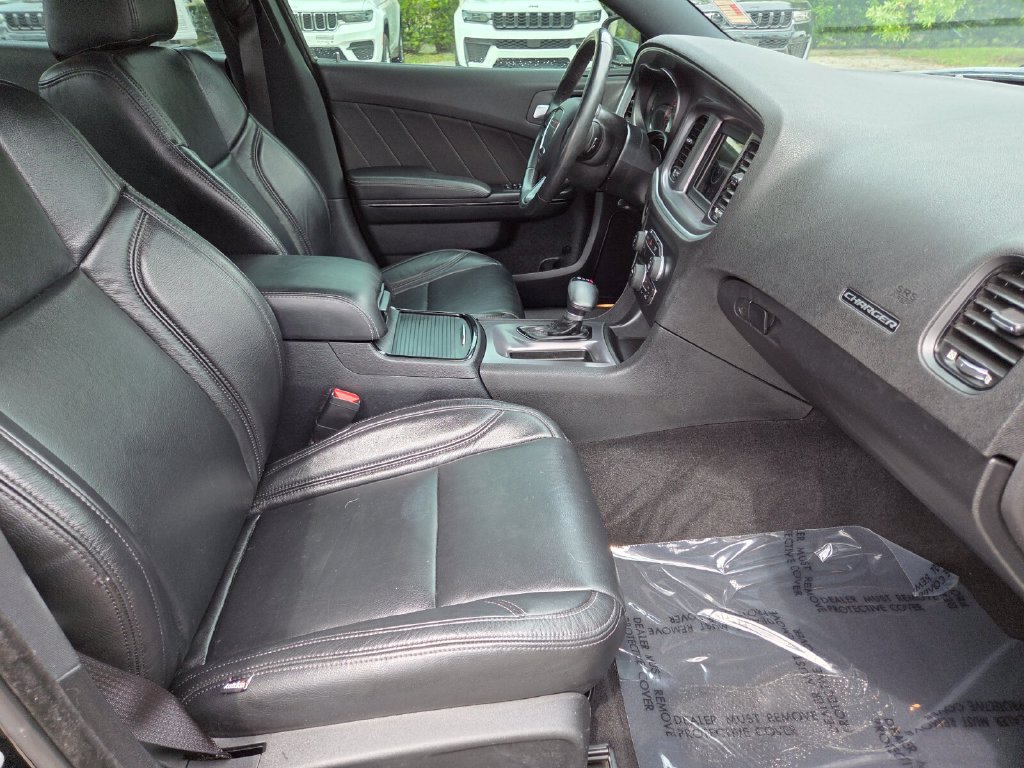 Used 2020 Dodge Charger SXT w/ Blacktop Package RWD image 15