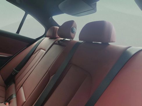 Used 2025 BMW 330i Sedan w/ M Sport Package image 9