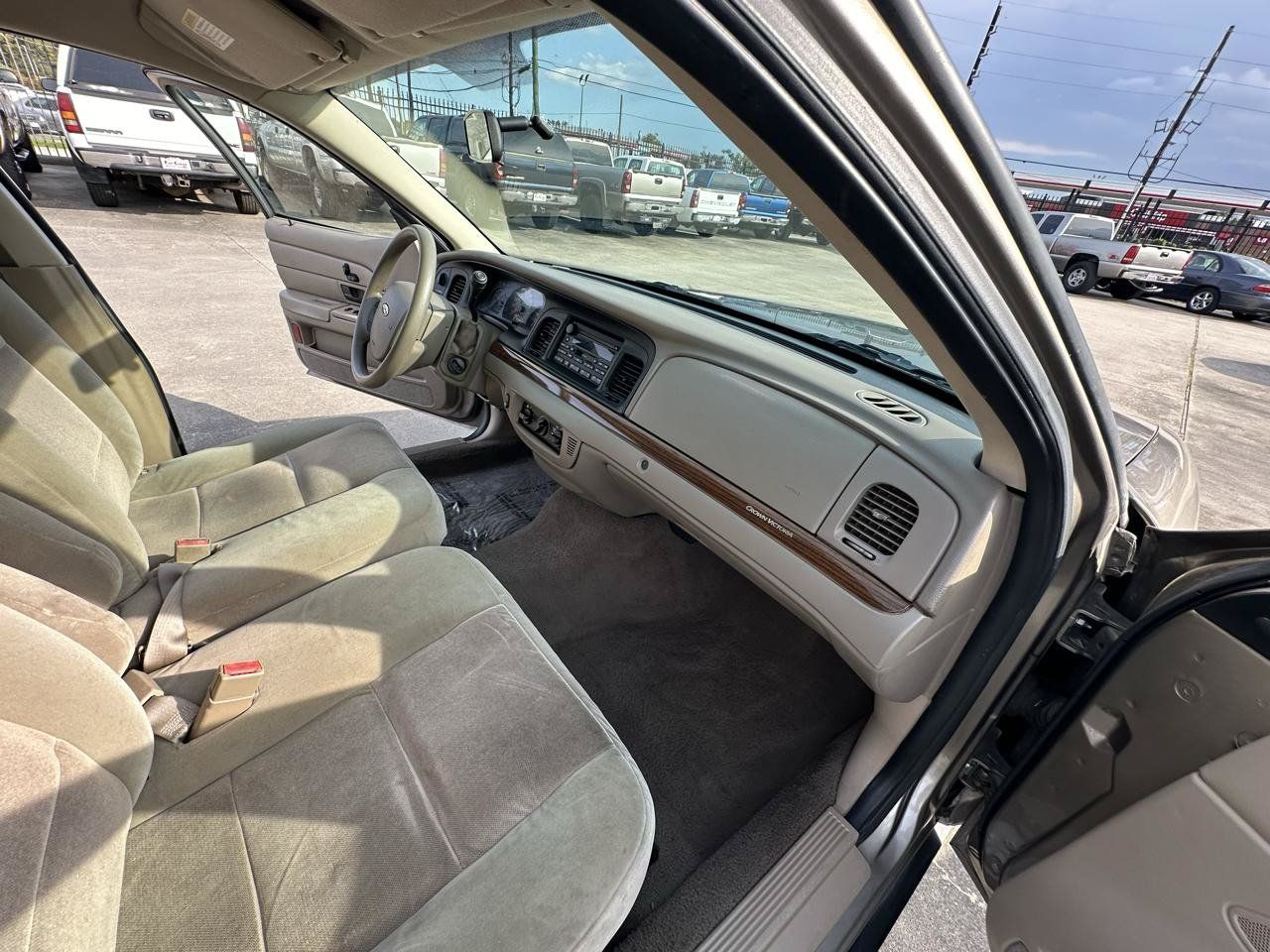 Used 2005 Ford Crown Victoria RWD image 35