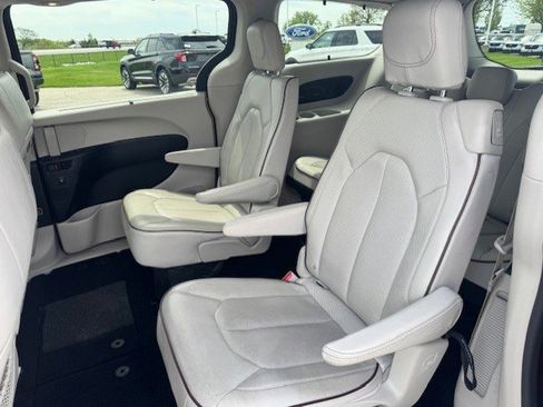 Used 2020 Chrysler Pacifica Limited w/ Tire & Wheel Group FWD image 26