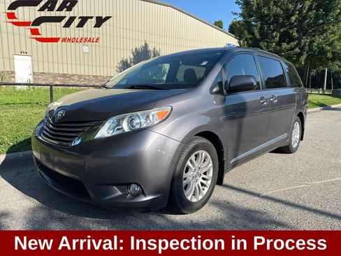 Used 2015 Toyota Sienna XLE w/ XLE Navigation Package FWD image 1