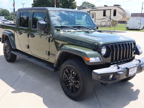 Used 2022 Jeep Gladiator Sport AWD/4WD image 3