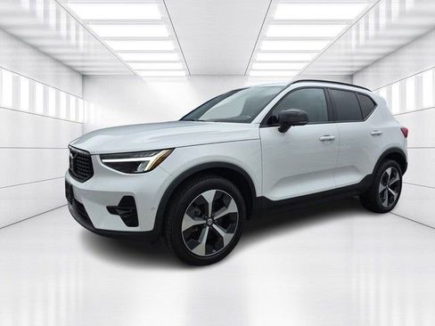 Used 2024 Volvo XC40 B5 Plus image 1