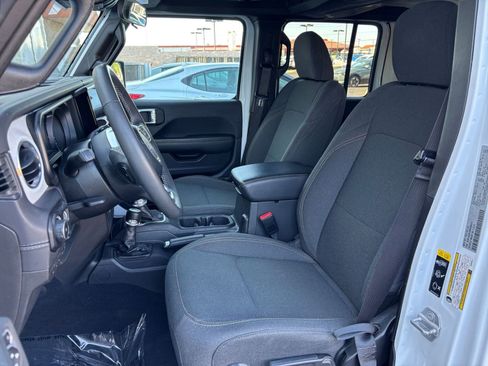 Used 2025 Jeep Wrangler Unlimited Sahara AWD/4WD image 27