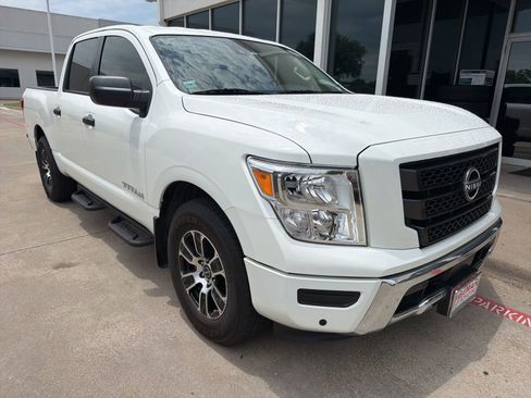 Used 2024 Nissan Titan SV w/ SV Convenience Package RWD image 4