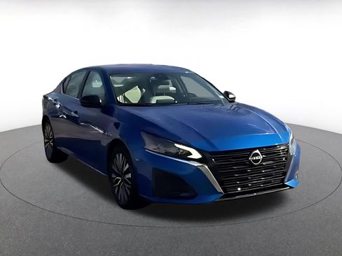 Used 2025 Nissan Altima 2.5 SV image 2