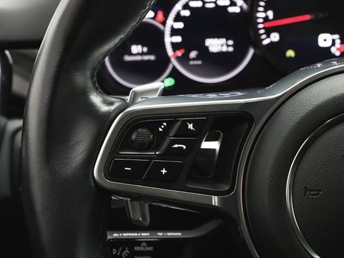 Used 2021 Porsche Cayenne w/ Premium Package image 32