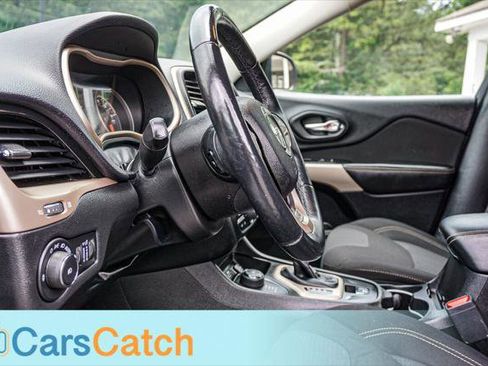 Used 2017 Jeep Cherokee Latitude w/ Cold Weather Group AWD/4WD image 19