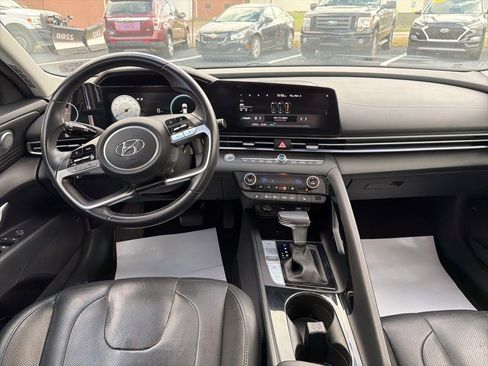 Used 2022 Hyundai Elantra Limited image 18
