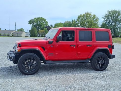Used 2025 Jeep Wrangler Unlimited Sahara AWD/4WD image 11