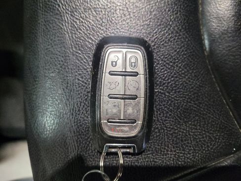 Used 2017 Chrysler Pacifica Touring-L FWD image 32