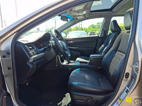 Used 2017 Toyota Camry SE w/ Moonroof Package FWD image 13