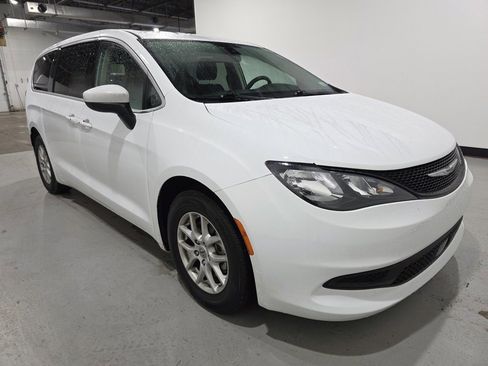 Used 2022 Chrysler Voyager LX image 6
