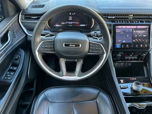 Used 2023 Jeep Grand Cherokee Limited image 11