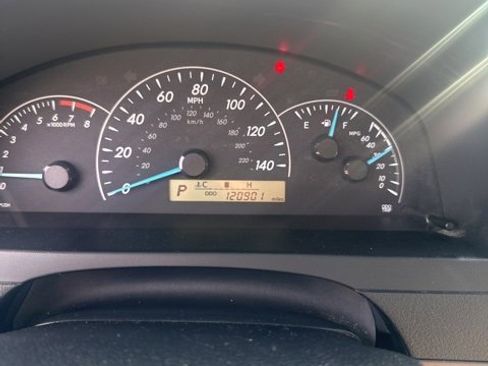 Used 2012 Toyota Camry L image 15