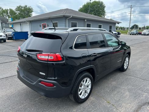 Used 2018 Jeep Cherokee Latitude w/ Safety Group AWD/4WD image 3
