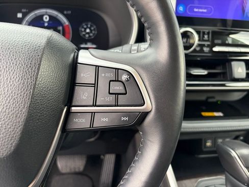 Used 2024 Toyota Highlander Limited image 25