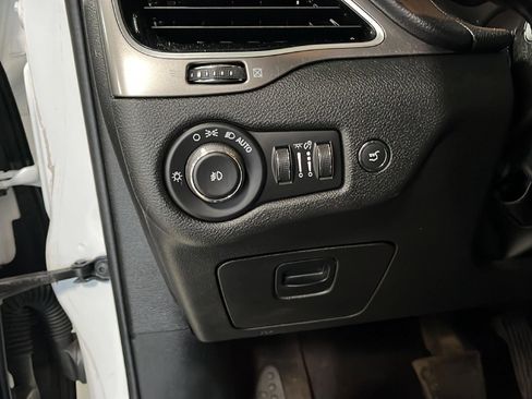 Used 2019 Jeep Cherokee Limited image 17