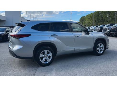 Used 2023 Toyota Highlander LE image 9