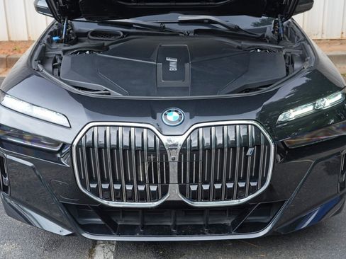 Used 2023 BMW i7 xDrive60 w/ Executive Package 2 AWD/4WD image 8