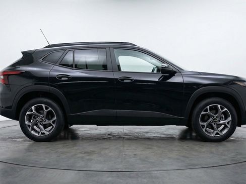 Used 2025 Chevrolet Trax LT w/ LT Convenience Package FWD image 11