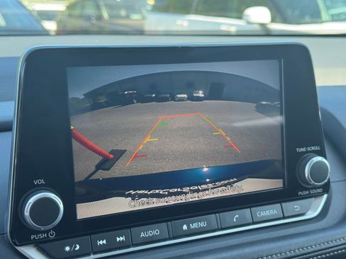 Used 2025 Nissan Rogue SV image 25