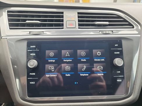 Used 2024 Volkswagen Tiguan SE AWD/4WD image 26