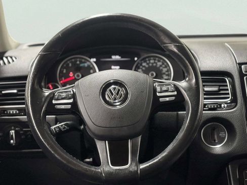 Used 2016 Volkswagen Touareg VR6 image 36