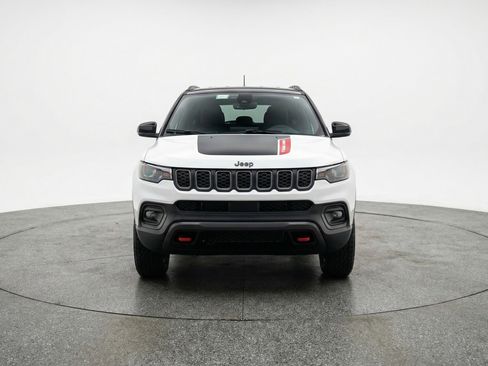 Used 2025 Jeep Compass Trailhawk AWD/4WD image 2