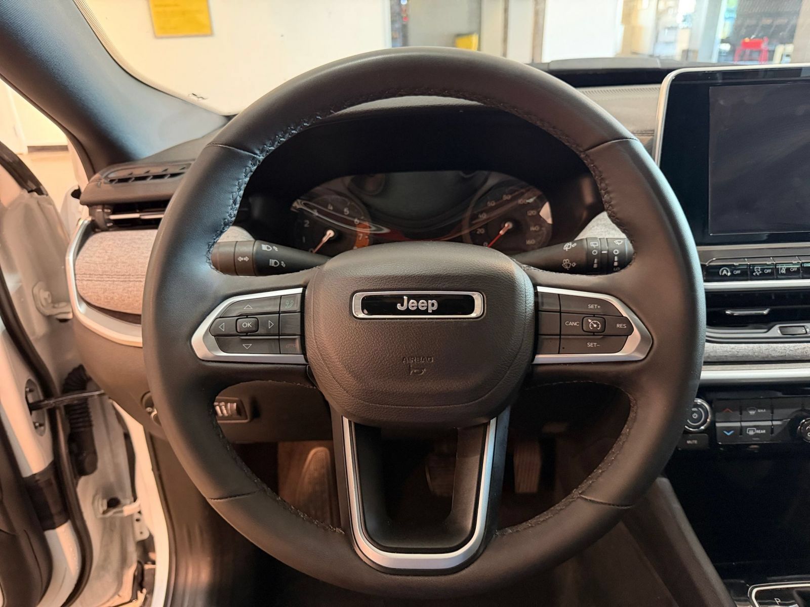 Used 2025 Jeep Compass Latitude AWD/4WD image 26