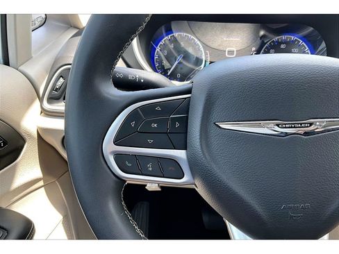 Used 2024 Chrysler Pacifica Touring-L FWD image 10
