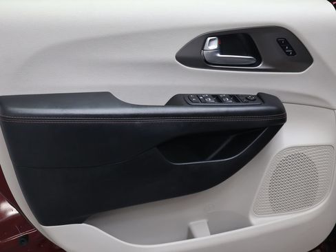 Used 2020 Chrysler Pacifica Touring-L Plus FWD image 17