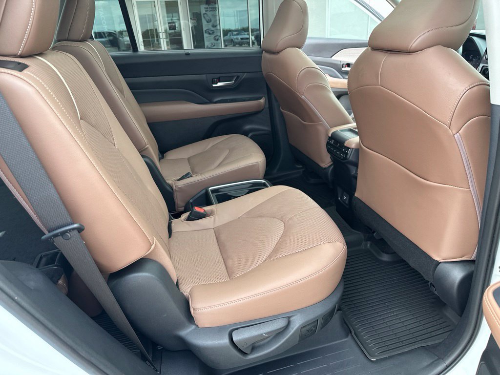 Used 2024 Toyota Grand Highlander AWD image 17