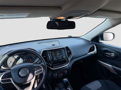 Used 2017 Jeep Cherokee Sport image 21