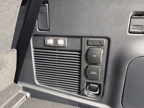 New 2025 Ford Expedition Active image 28