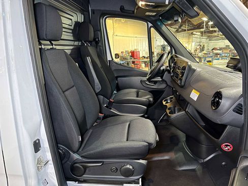 Used 2025 Mercedes-Benz Sprinter 2500 image 11