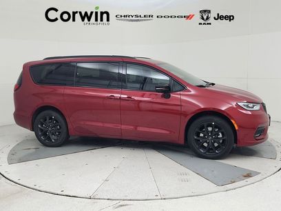 New 2026 Chrysler Pacifica Limited w/ S Appearance Package