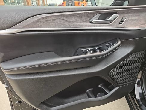 Certified 2023 Jeep Grand Cherokee Limited w/ Luxury Tech Group II AWD/4WD image 17