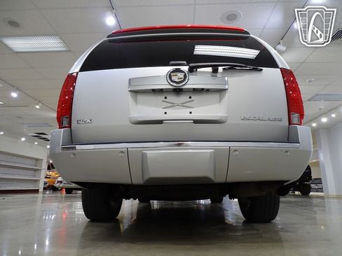 Used 2011 Cadillac Escalade ESV Premium image 14