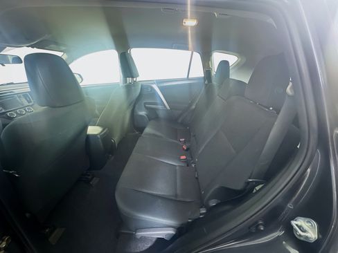 Used 2018 Toyota RAV4 LE w/ Carpet Mat Package FWD image 27