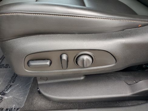 Used 2023 GMC Acadia SLT w/ Elevation Edition image 11