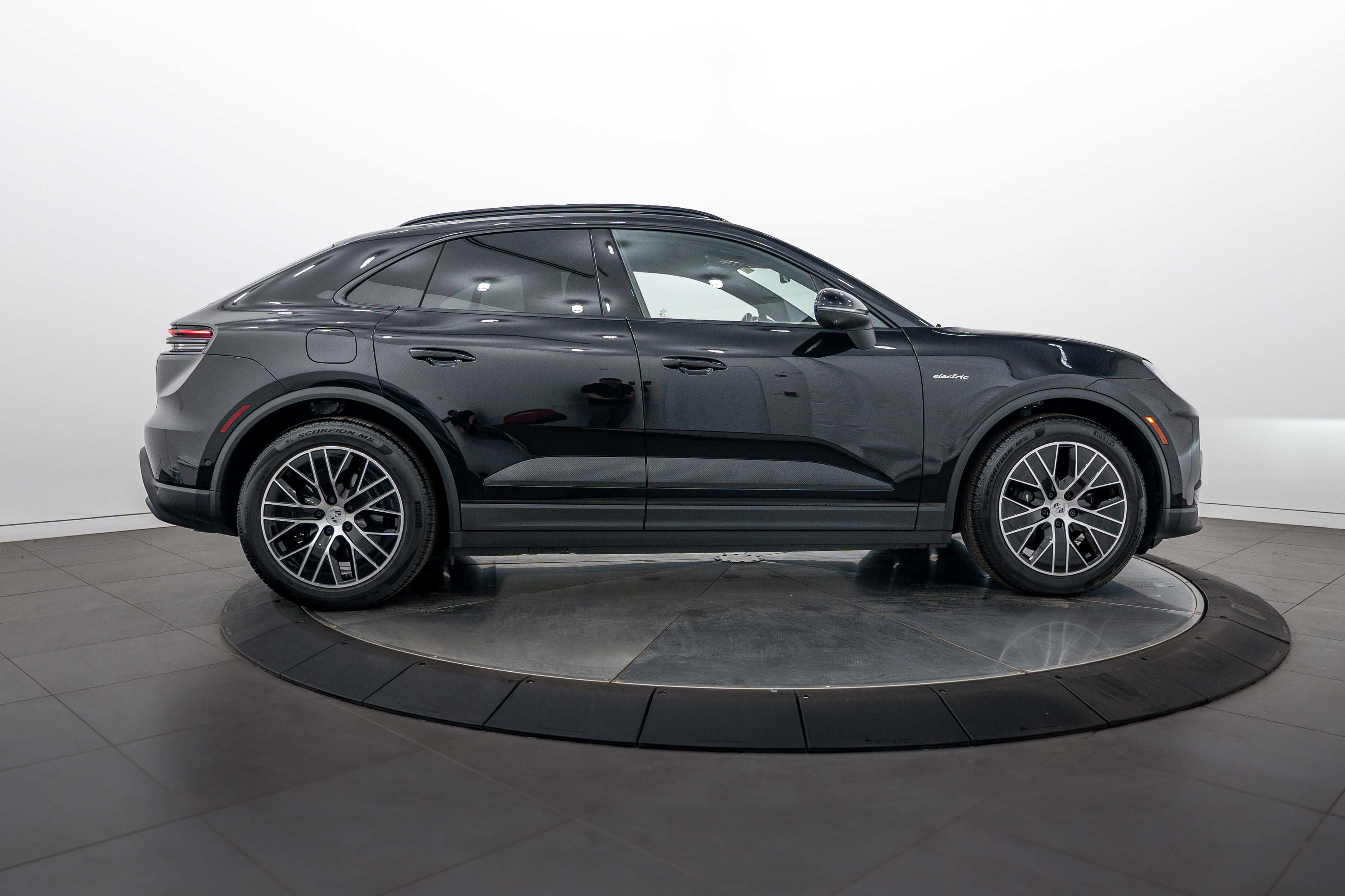 Certified 2026 Porsche Macan 4 Electric AWD/4WD image 8