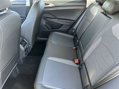 Certified 2025 Volkswagen Taos SE AWD/4WD image 14